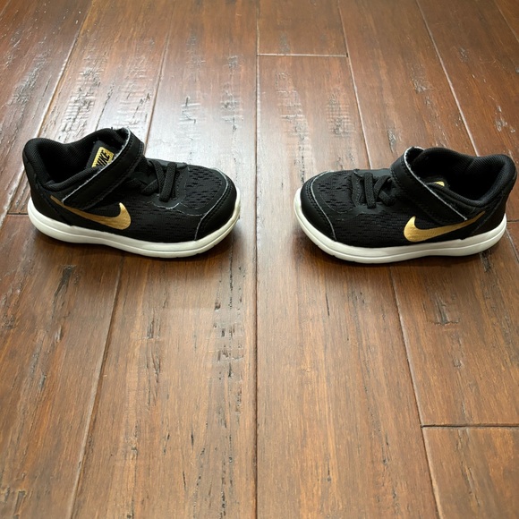 Kid Nike slip on sneakers in good conditon - Picture 1 of 6